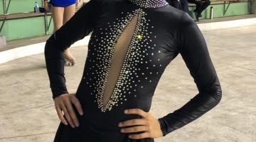 menina posa para foto com a roupa da apresentação #pracegover 