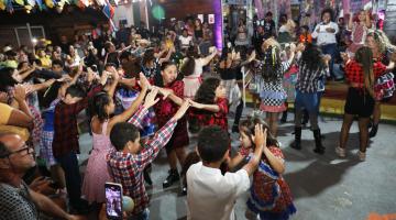 pessoas se divertindo na festa #paratodosverem 