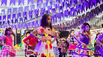 meninas dançando quadrilha #paratodosverem 