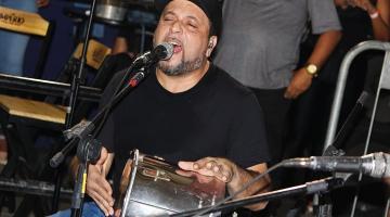 junior bicalho cantando em microfone #paratodosverem