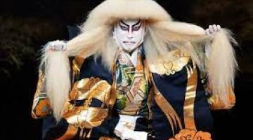 personagem do teatro kabuki, marcado por forte maquiagem. #paratodosverem