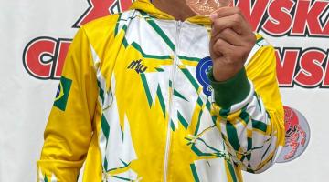 atleta mostrando medalha #paratodosverem