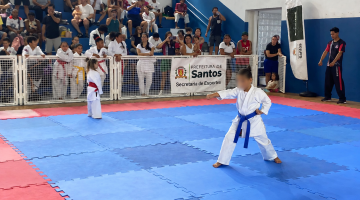 crianças se apresentando #paratodosverem