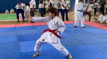 atletas fazendo movimentos de carate #paratodosverem