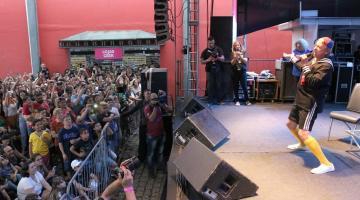 kiko está no palco interagindo o público abaixo. #paratodosverem 