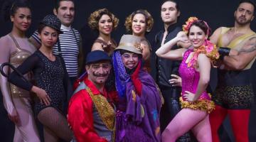 Artistas fantasiados com roupas de circo posam para foto. #paratodosverem