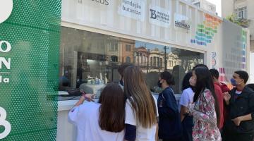 Estudantes observam laboratório dentro do container #paratodosverem