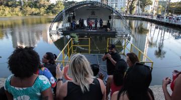 Público curte show em frente ao palco flutuante. #pratodosverem