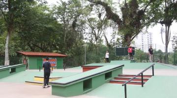 pista de skate com algumas crianças e jovens. #paratodosverem