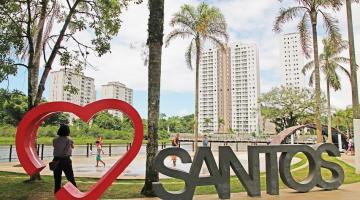 lagoa da saudade com monumento Eu amo santos em primeiro plano. #paratodosverem