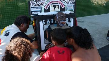 Teatro Lambe-Lambe encanta público na Vila Nova, em Santos