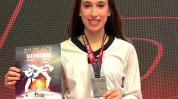 Larissa Rossi e a medalha na Albânia. #Paratodosverem