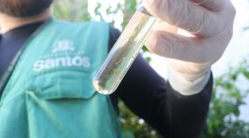 agente segura tubo com larva #paratodosverem 