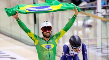 Lauro Chaman comemora com a bandeira do Brasil. #Paratodosverem