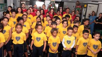 crianças cantando #paratodosverem