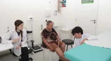 idosa é atendida por médicos #paratodosverem 