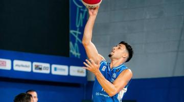 Jogador de basquete 3x3 Leandrinho. #Paratodosverem