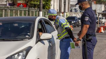 guarda e agente abordam carro #paratodosverem 