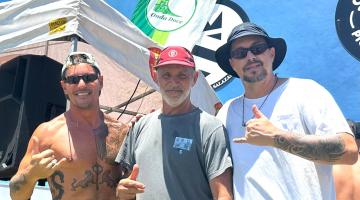 Surfistas à frente do evento. #Paratodosverem