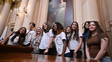 estudantes na cerimônia #paratodosverem