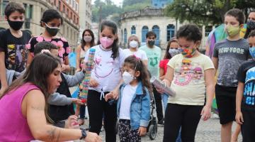 Mulher conta história com bonecos para crianças #paratodosverem