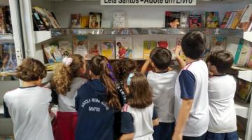Leia Santos recebe doação de livros infantis durante espetáculo no Teatro Municipal