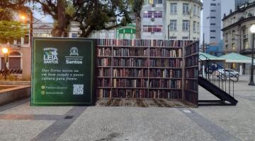 Container com livros na praça #paratodosverem