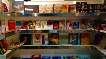 livros expostos em estande do leia santos #paratodosverem 