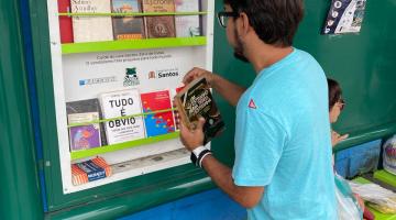 Projeto Leia Santos disponibiliza displays em pontos de ônibus para doação de livros 
