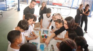 crianças em atividade em escola #paratodosverem 