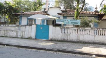 fachada de escola com faixa onde se lê Escola Lixo Zero. #paratodosverem