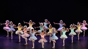 meninas durante número de dança #paratodosverem