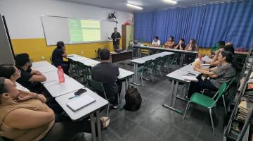 sala de aula com palestra. #paratodosverem