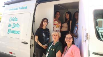 mulheres posam ao lado de van de coleta de leite #paratodosverem 
