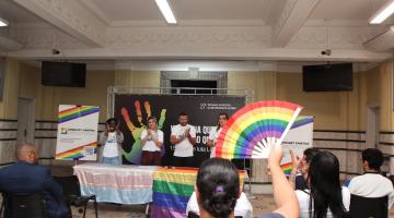 pessoas assistem a cerimônia #paratodosverem