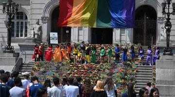 pessoas assistem a apresentação na escadaria do paço #paratodosverem