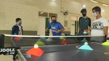 Mesa-tenista olímpica ensina e muda realidade de jovens em Santos