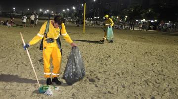 garis atuando na limpeza da praia #paratodosverem 