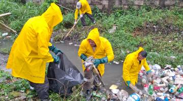 operários limpando canal #paratodosverem 