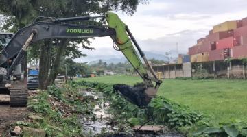 máquina tirando materiais de canal #paratodosverem