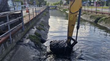 máquina faz limpeza em canal #paratodosverem 