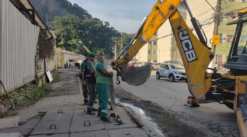 operários e máquina atuando na limpeza #paratodosverem 