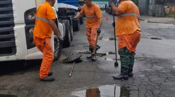 operários limpando bueiro #paratodosverem 