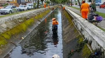 Profissionais trabalham em limpeza dentro do canal #paratodosverem