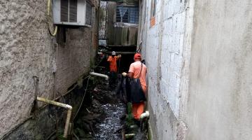 homens estão dentro de córrego fazendo limpeza. #paratodosverem