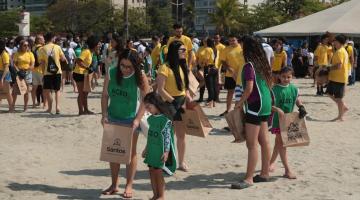 pessoas limpando a praia #paratodosverem