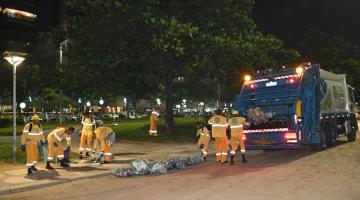 caminhão e homens fazendo limpeza #paratodosverem