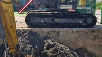 Máquina atuando na limpeza na borda do canal #paratodosverem