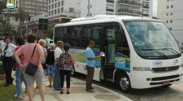 turistas subindo no micro-ônibus #pracegover 