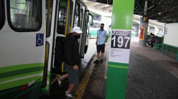 homem sai de ônibus parado diante de toten com identificação do número da linha 197. #paratodosverem